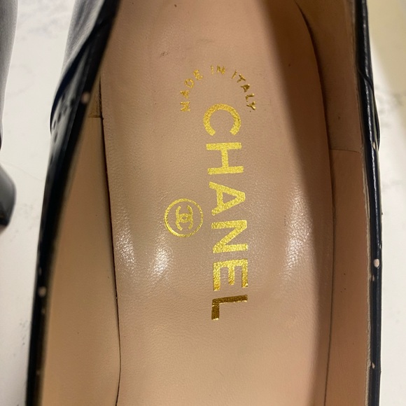 Gorgeous CHANEL heels black with bone colored quilting and CC monogram at toes. - Picture 5 of 13